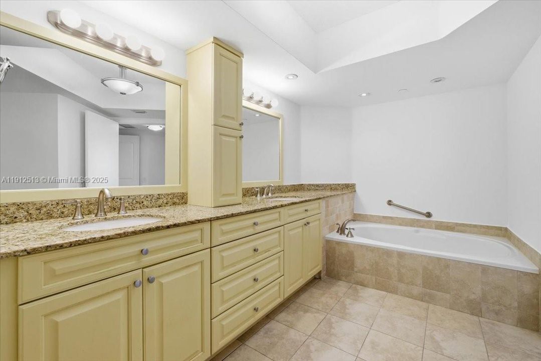 Activo con contrato: $649,900 (3 camas, 2 baños, 1870 Pies cuadrados)