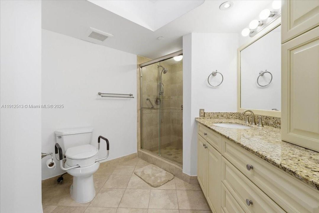 Activo con contrato: $649,900 (3 camas, 2 baños, 1870 Pies cuadrados)