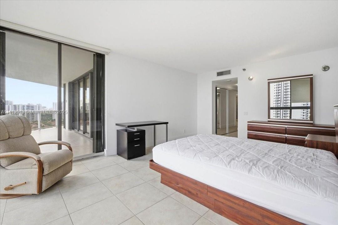 Activo con contrato: $649,900 (3 camas, 2 baños, 1870 Pies cuadrados)