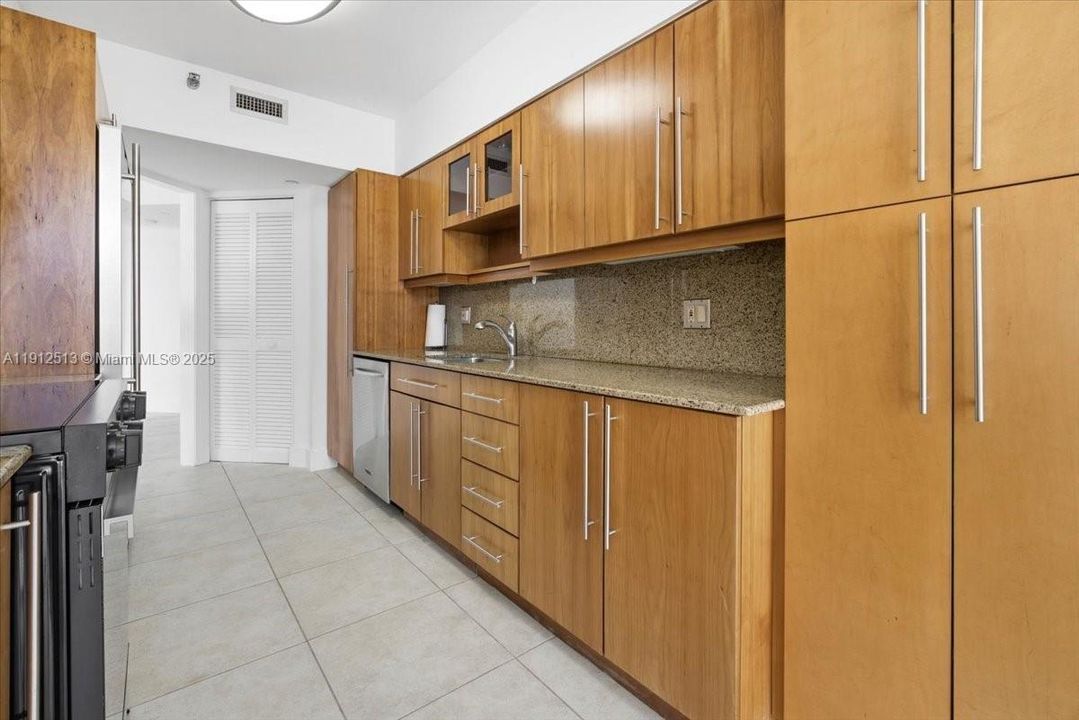 Activo con contrato: $649,900 (3 camas, 2 baños, 1870 Pies cuadrados)