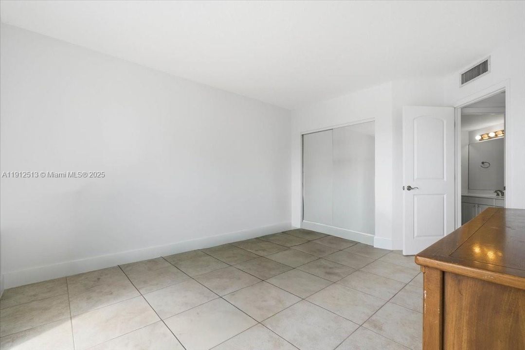 Activo con contrato: $649,900 (3 camas, 2 baños, 1870 Pies cuadrados)