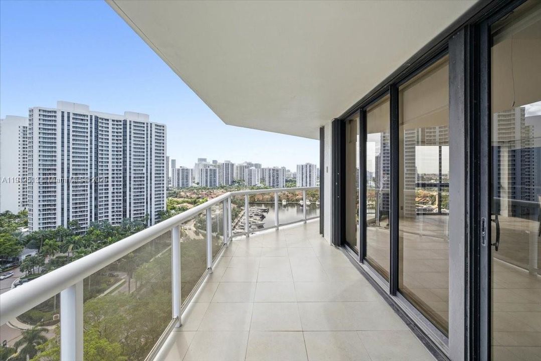 Activo con contrato: $649,900 (3 camas, 2 baños, 1870 Pies cuadrados)