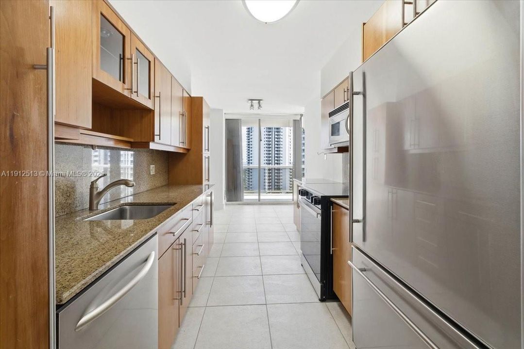 Activo con contrato: $649,900 (3 camas, 2 baños, 1870 Pies cuadrados)