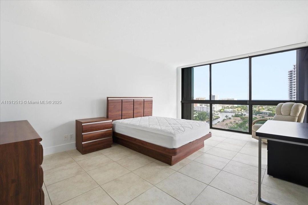 Activo con contrato: $649,900 (3 camas, 2 baños, 1870 Pies cuadrados)