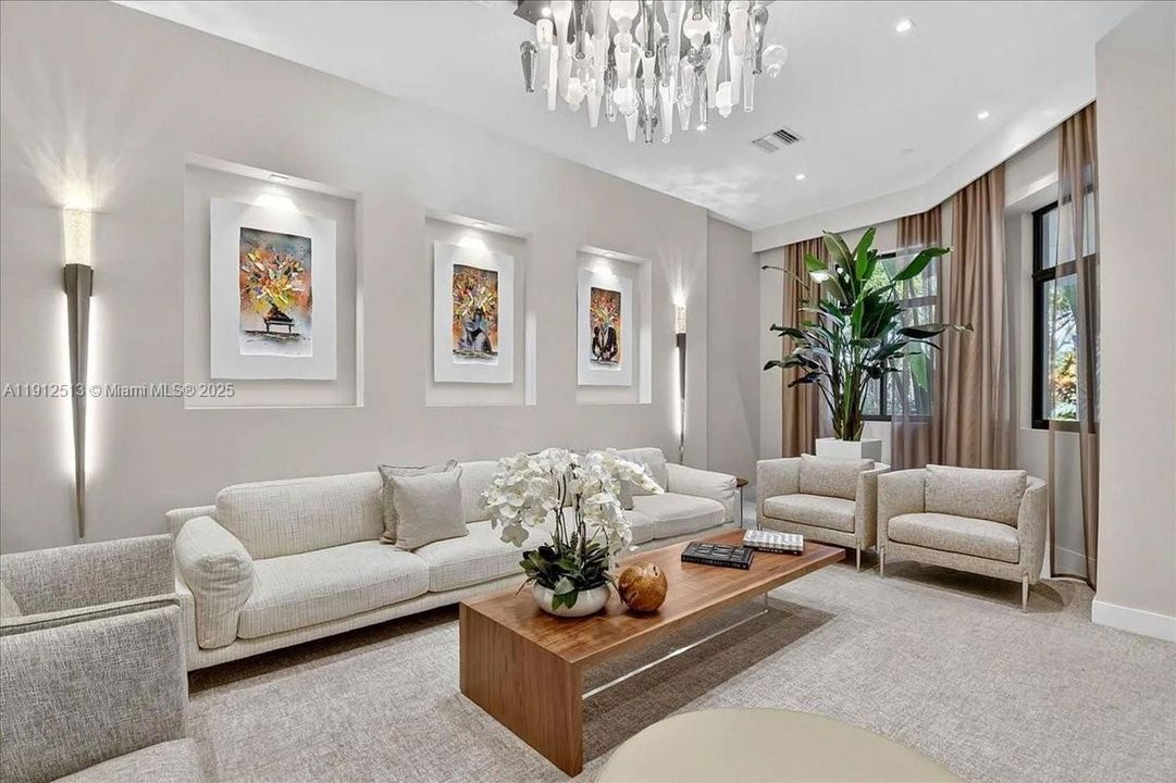 Activo con contrato: $649,900 (3 camas, 2 baños, 1870 Pies cuadrados)