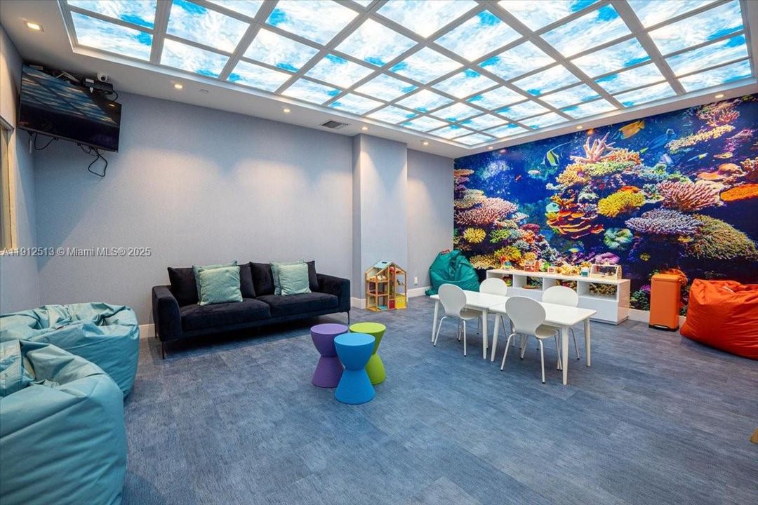 Activo con contrato: $649,900 (3 camas, 2 baños, 1870 Pies cuadrados)