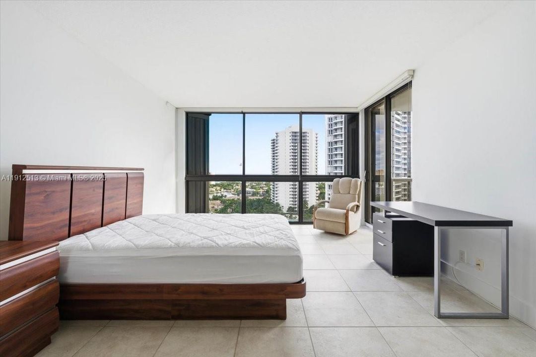 Activo con contrato: $649,900 (3 camas, 2 baños, 1870 Pies cuadrados)