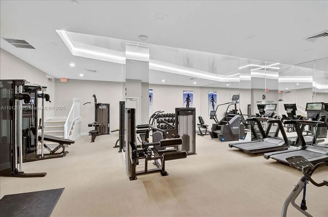 Activo con contrato: $649,900 (3 camas, 2 baños, 1870 Pies cuadrados)