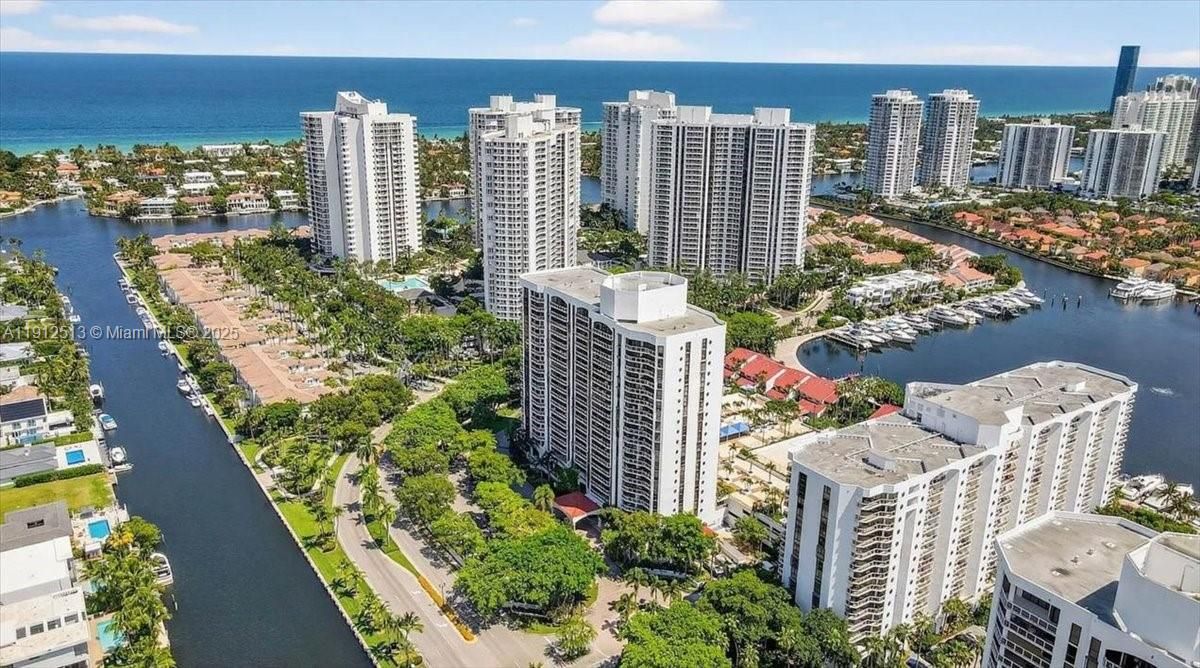 Activo con contrato: $649,900 (3 camas, 2 baños, 1870 Pies cuadrados)