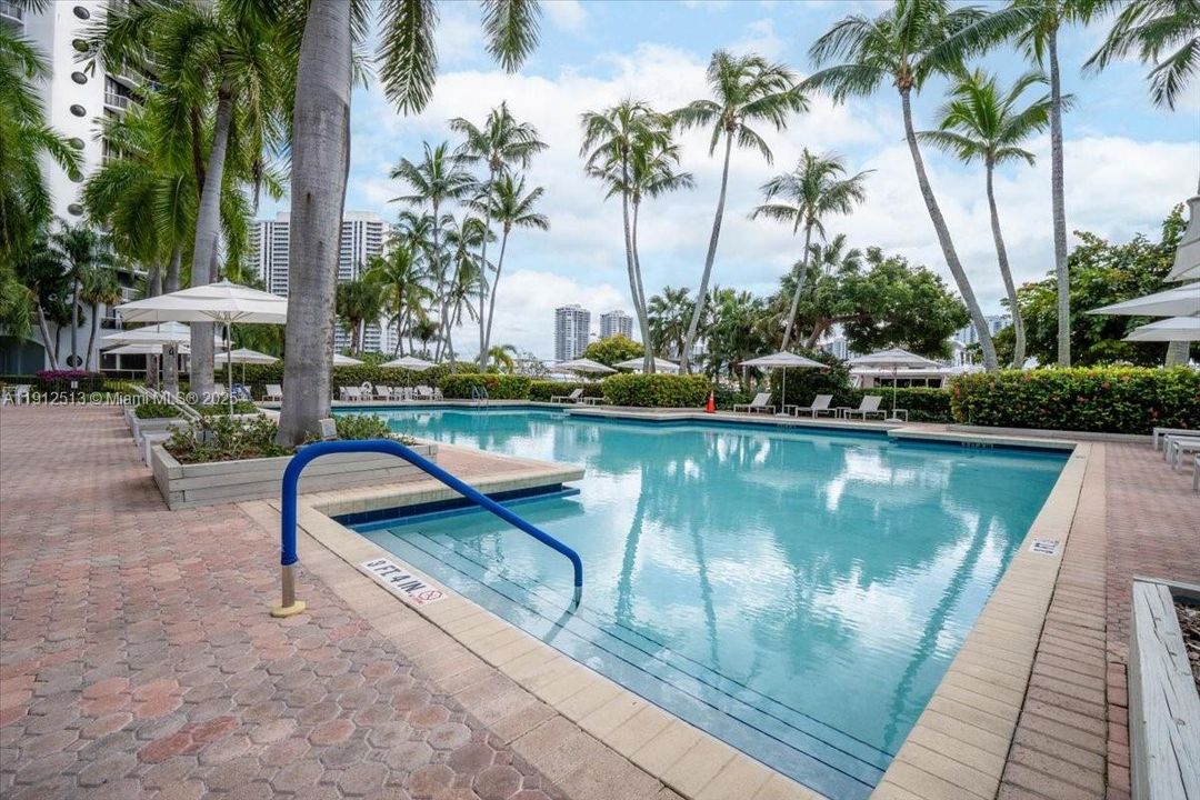 Activo con contrato: $649,900 (3 camas, 2 baños, 1870 Pies cuadrados)