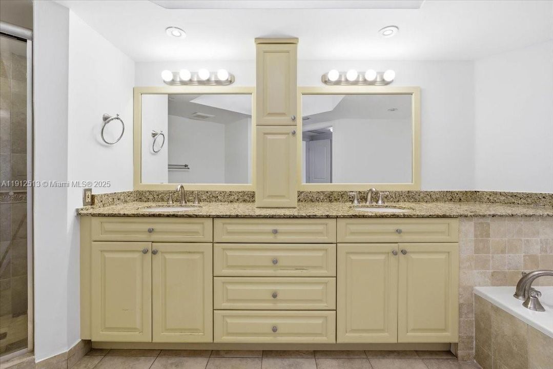 Activo con contrato: $649,900 (3 camas, 2 baños, 1870 Pies cuadrados)