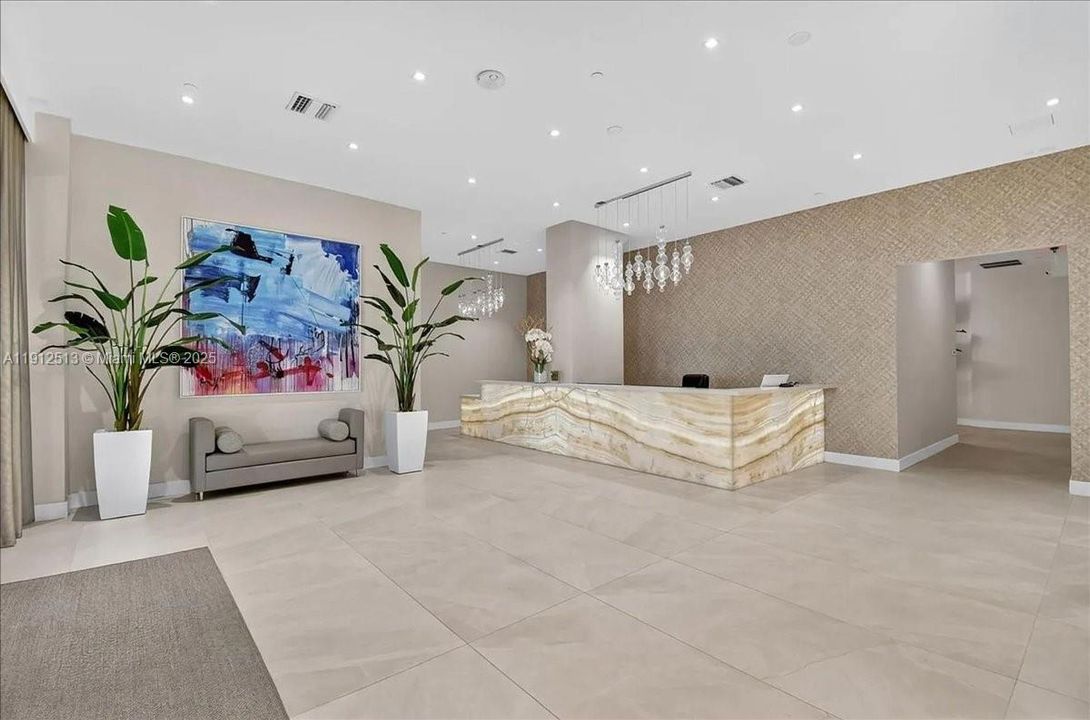 Activo con contrato: $649,900 (3 camas, 2 baños, 1870 Pies cuadrados)