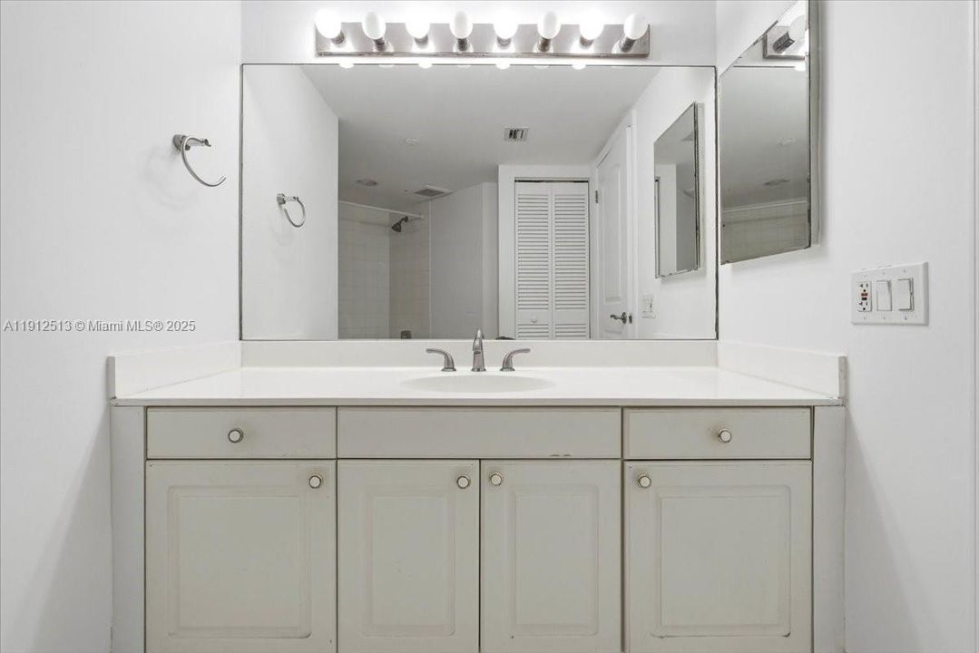 Activo con contrato: $649,900 (3 camas, 2 baños, 1870 Pies cuadrados)