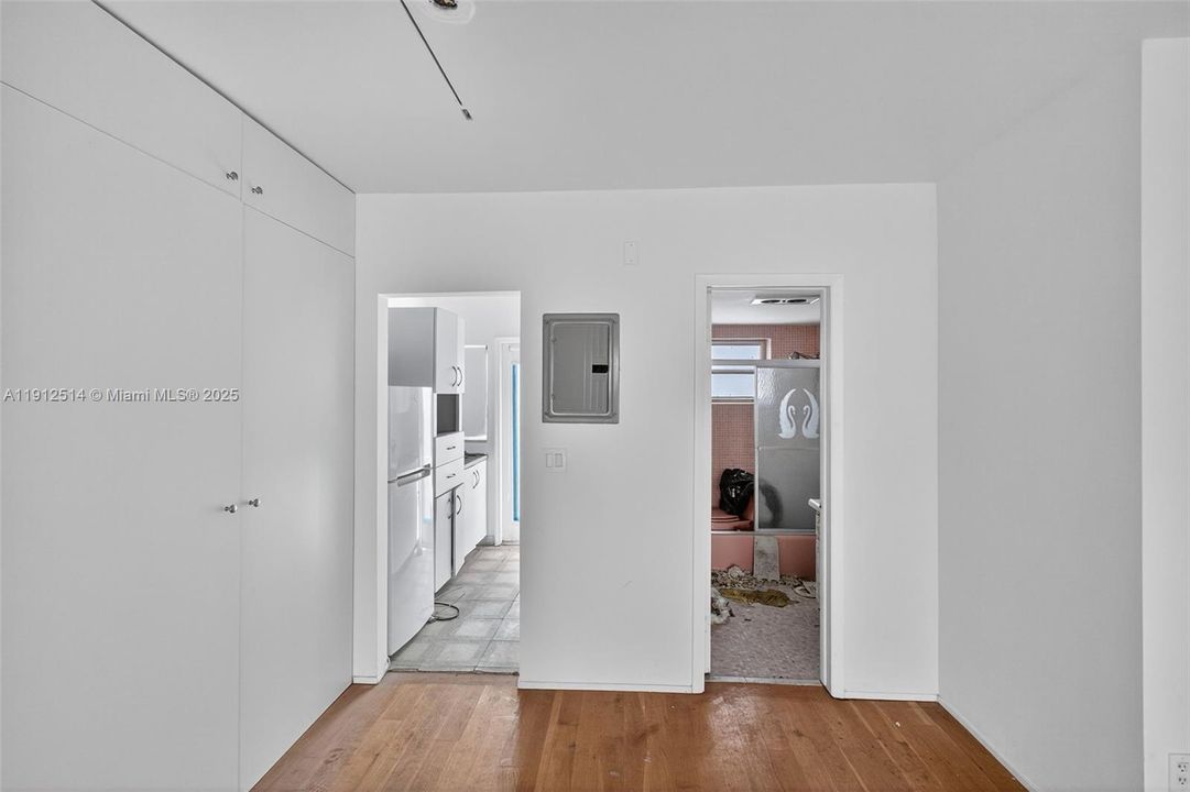 Active With Contract: $140,000 (0 beds, 1 baths, 410 Square Feet)