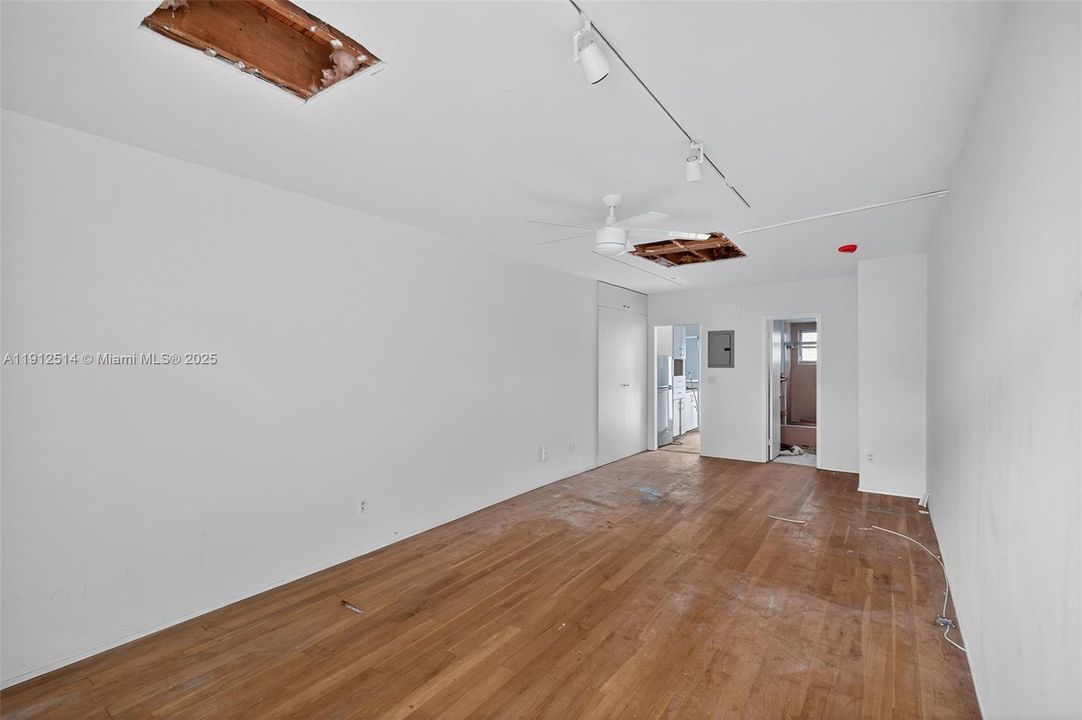 Active With Contract: $140,000 (0 beds, 1 baths, 410 Square Feet)