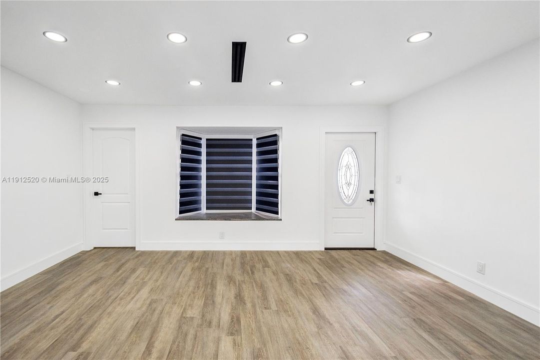 Под контрактом: $529,212 (4 спален, 2 ванн, 1196 Квадратных фут)