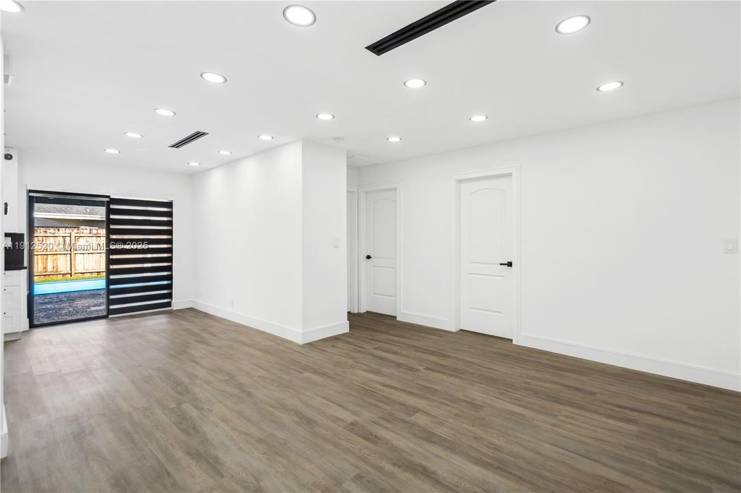 Под контрактом: $529,212 (4 спален, 2 ванн, 1196 Квадратных фут)