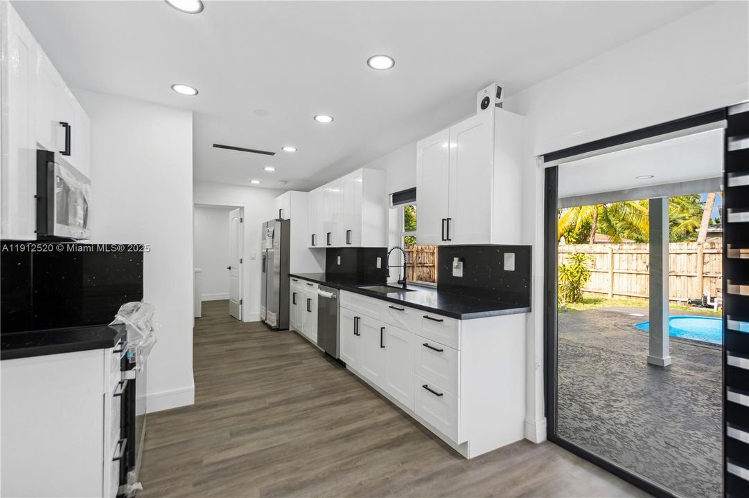 Под контрактом: $529,212 (4 спален, 2 ванн, 1196 Квадратных фут)