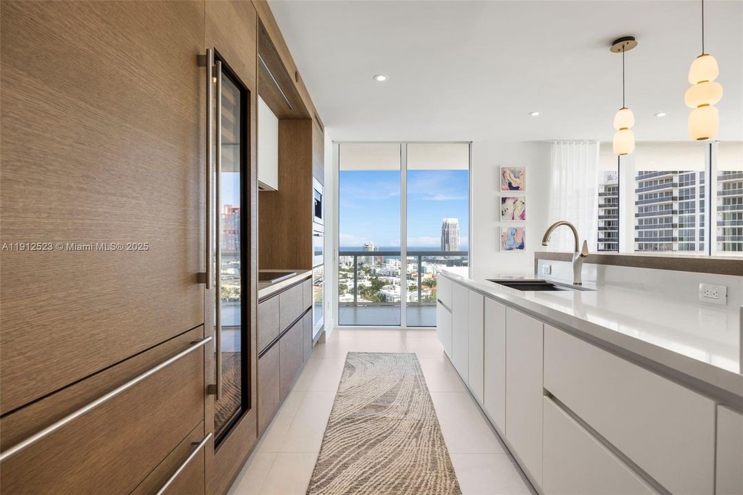 合同活跃: $3,600,000 (2 贝兹, 2 浴室, 1815 平方英尺)