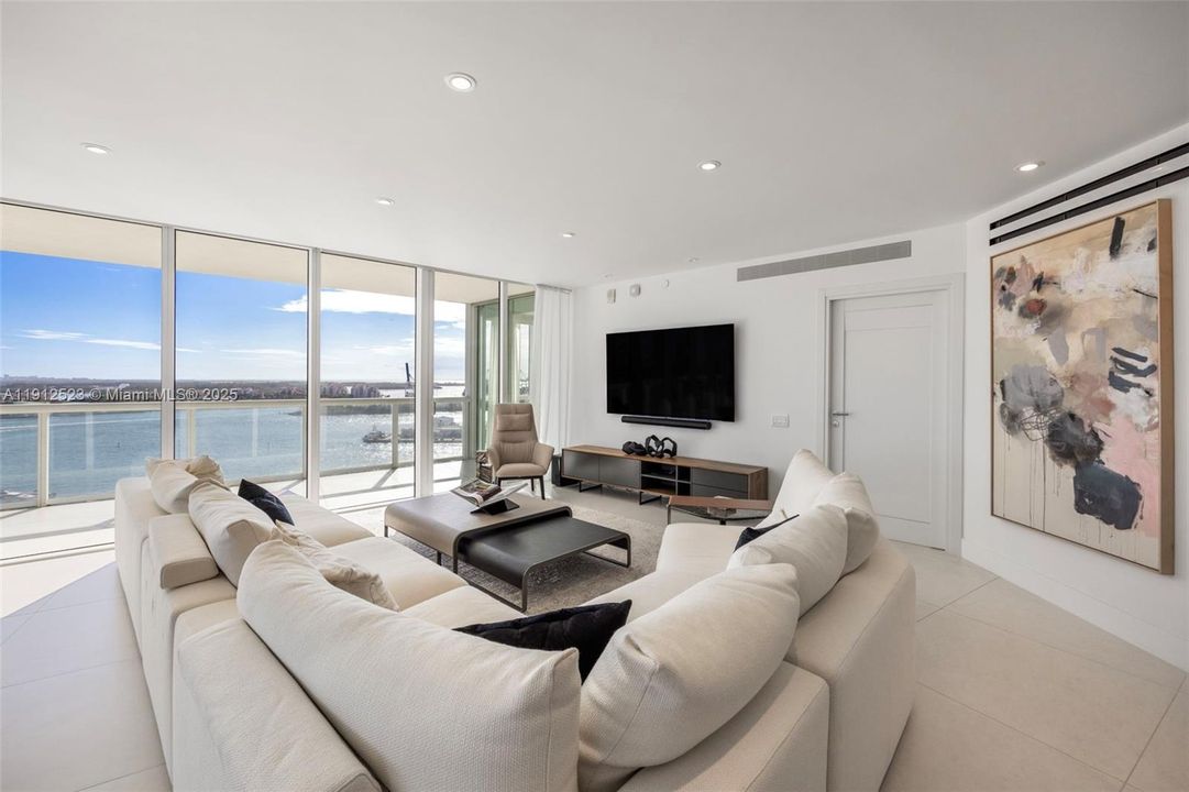 合同活跃: $3,600,000 (2 贝兹, 2 浴室, 1815 平方英尺)