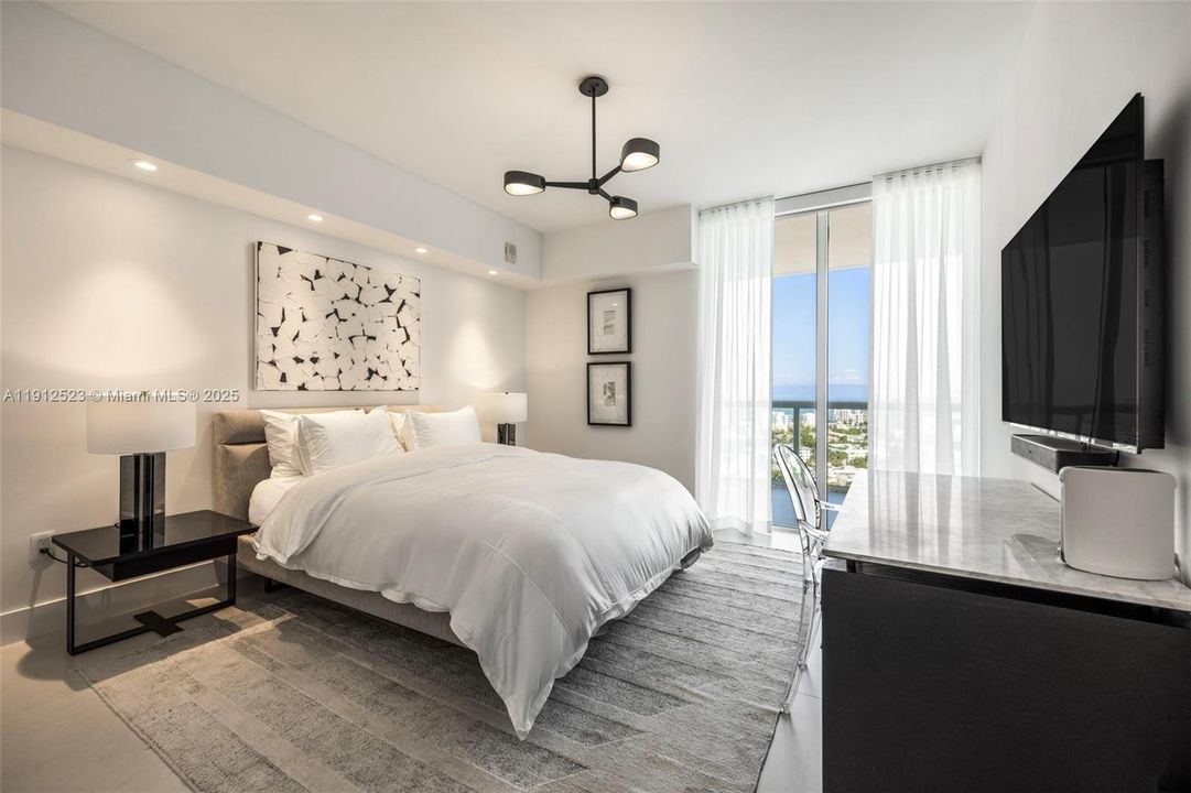 合同活跃: $3,600,000 (2 贝兹, 2 浴室, 1815 平方英尺)