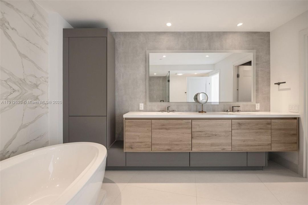 合同活跃: $3,600,000 (2 贝兹, 2 浴室, 1815 平方英尺)