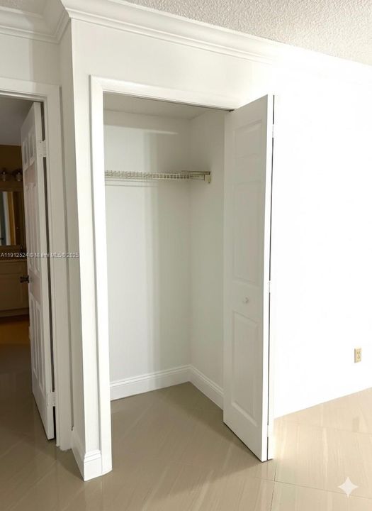 For Sale: $355,000 (2 beds, 2 baths, 1220 Square Feet)