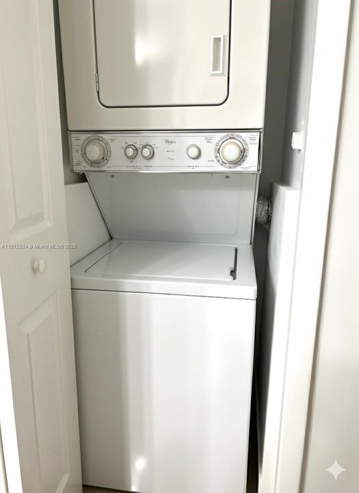 For Sale: $355,000 (2 beds, 2 baths, 1220 Square Feet)