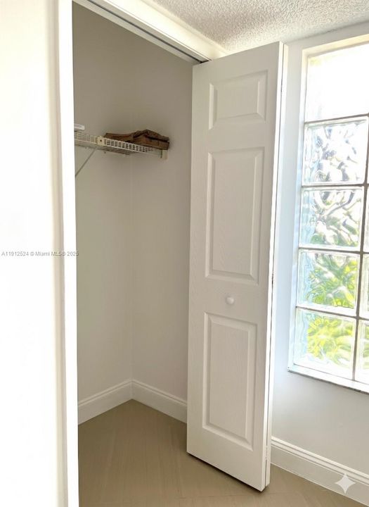 For Sale: $355,000 (2 beds, 2 baths, 1220 Square Feet)