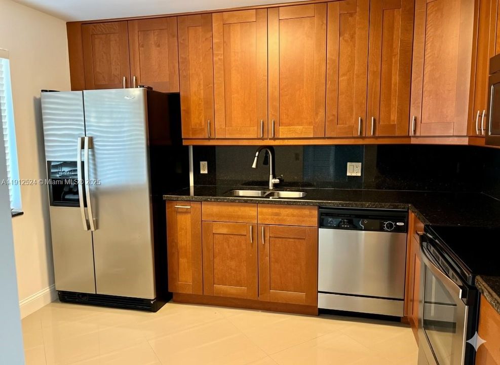 For Sale: $355,000 (2 beds, 2 baths, 1220 Square Feet)