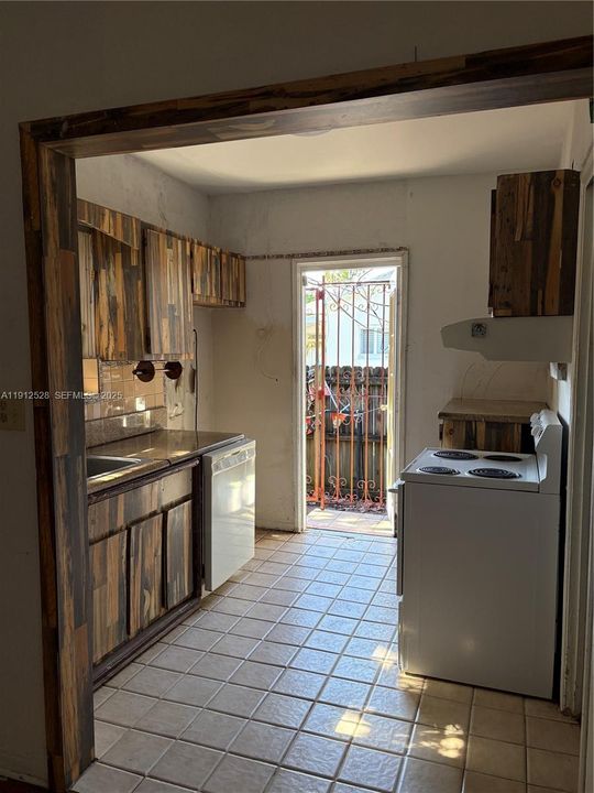 Active With Contract: $699,000 (3 beds, 2 baths, 1151 Square Feet)