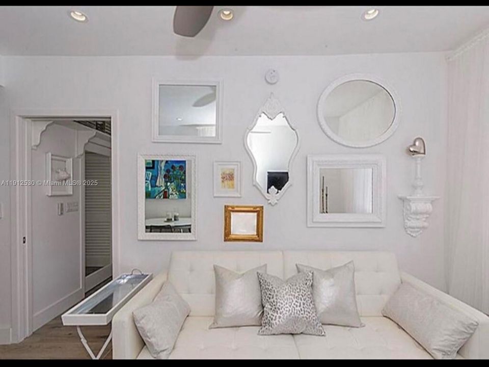 For Sale: $499,000 (1 beds, 1 baths, 410 Square Feet)