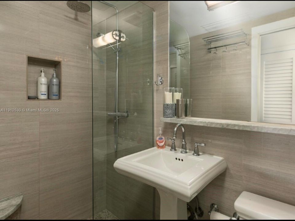 For Sale: $499,000 (1 beds, 1 baths, 410 Square Feet)