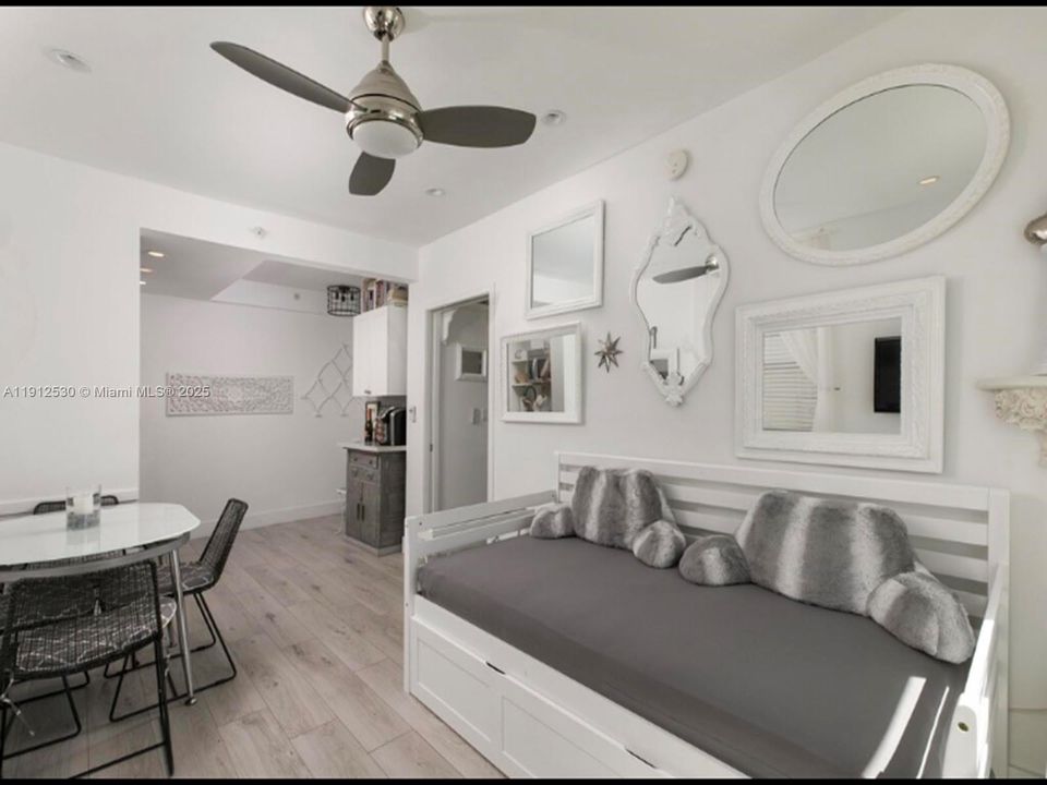 For Sale: $499,000 (1 beds, 1 baths, 410 Square Feet)