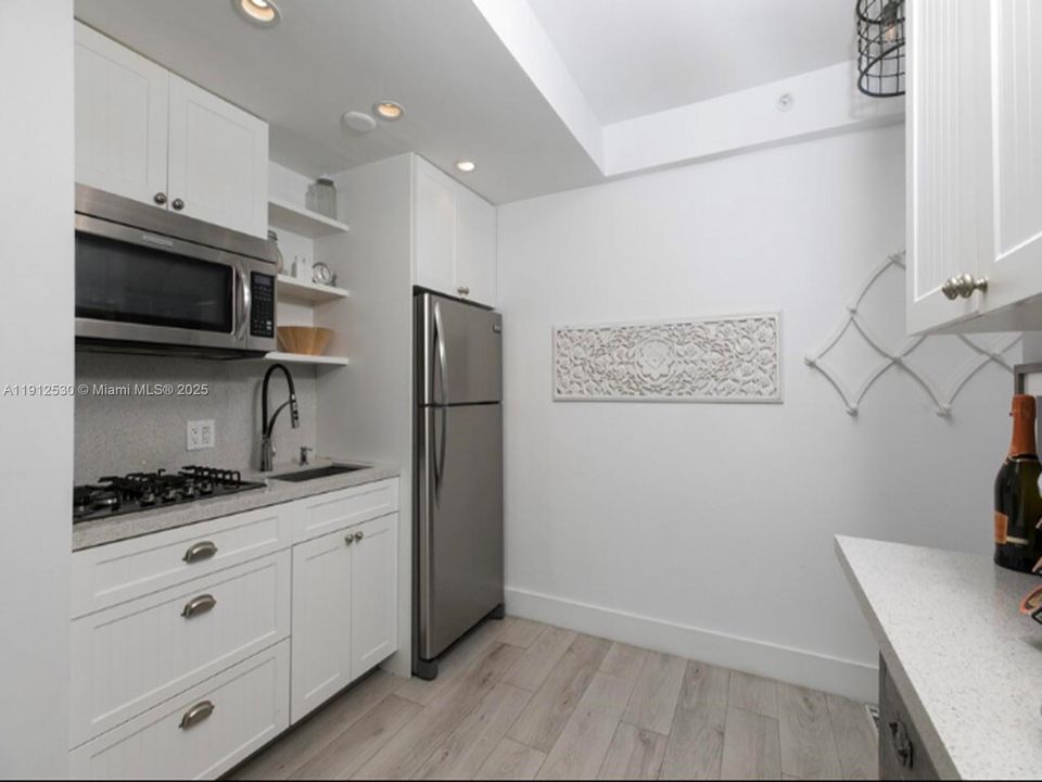 For Sale: $499,000 (1 beds, 1 baths, 410 Square Feet)