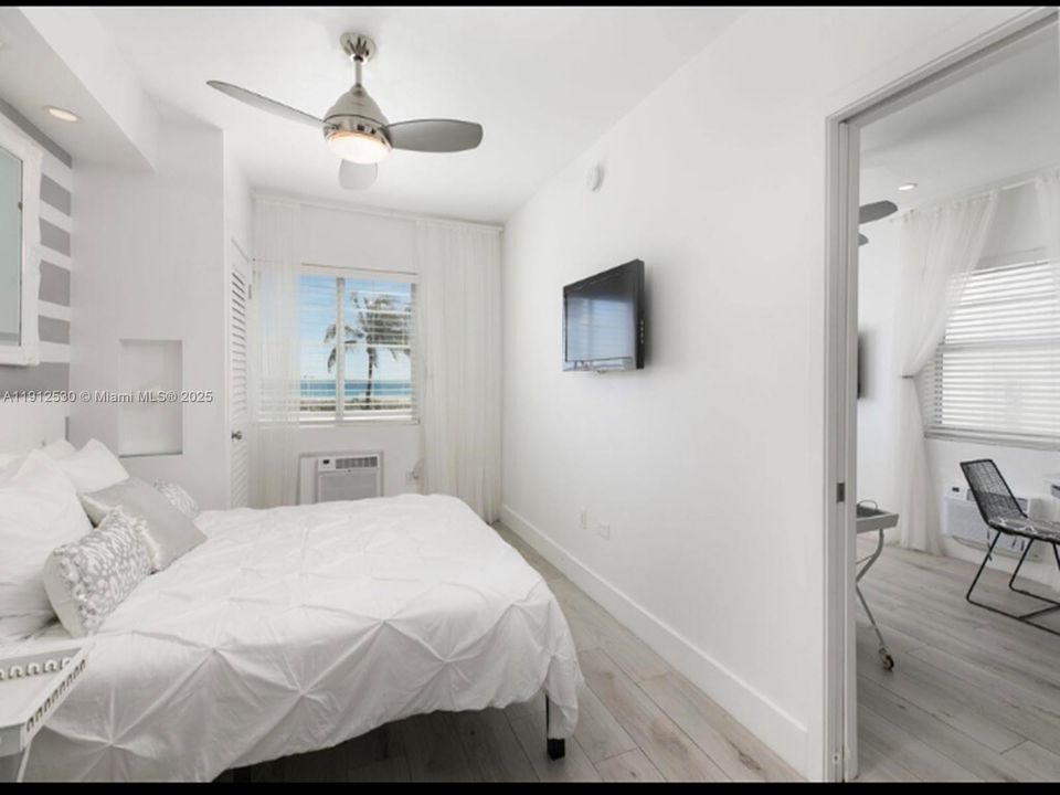 For Sale: $499,000 (1 beds, 1 baths, 410 Square Feet)
