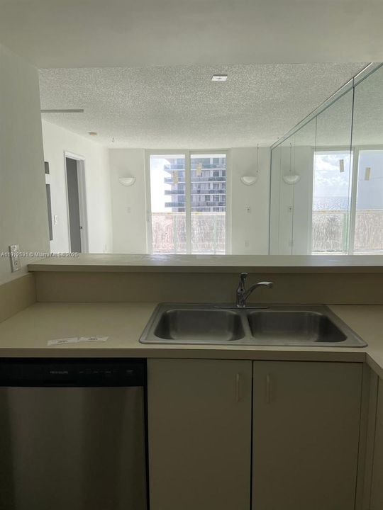 For Sale: $390,000 (1 beds, 1 baths, 746 Square Feet)