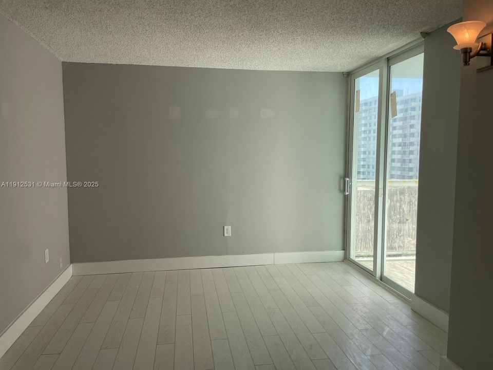 For Sale: $390,000 (1 beds, 1 baths, 746 Square Feet)