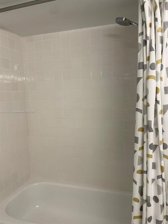 For Sale: $390,000 (1 beds, 1 baths, 746 Square Feet)