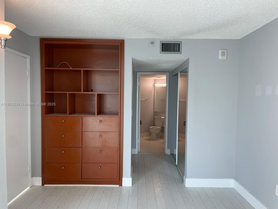For Sale: $390,000 (1 beds, 1 baths, 746 Square Feet)