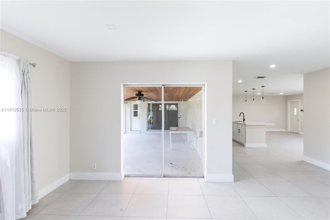 合同活跃: $795,000 (3 贝兹, 2 浴室, 1859 平方英尺)