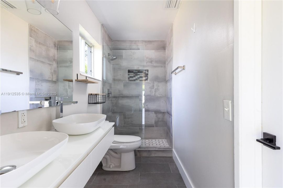 合同活跃: $795,000 (3 贝兹, 2 浴室, 1859 平方英尺)