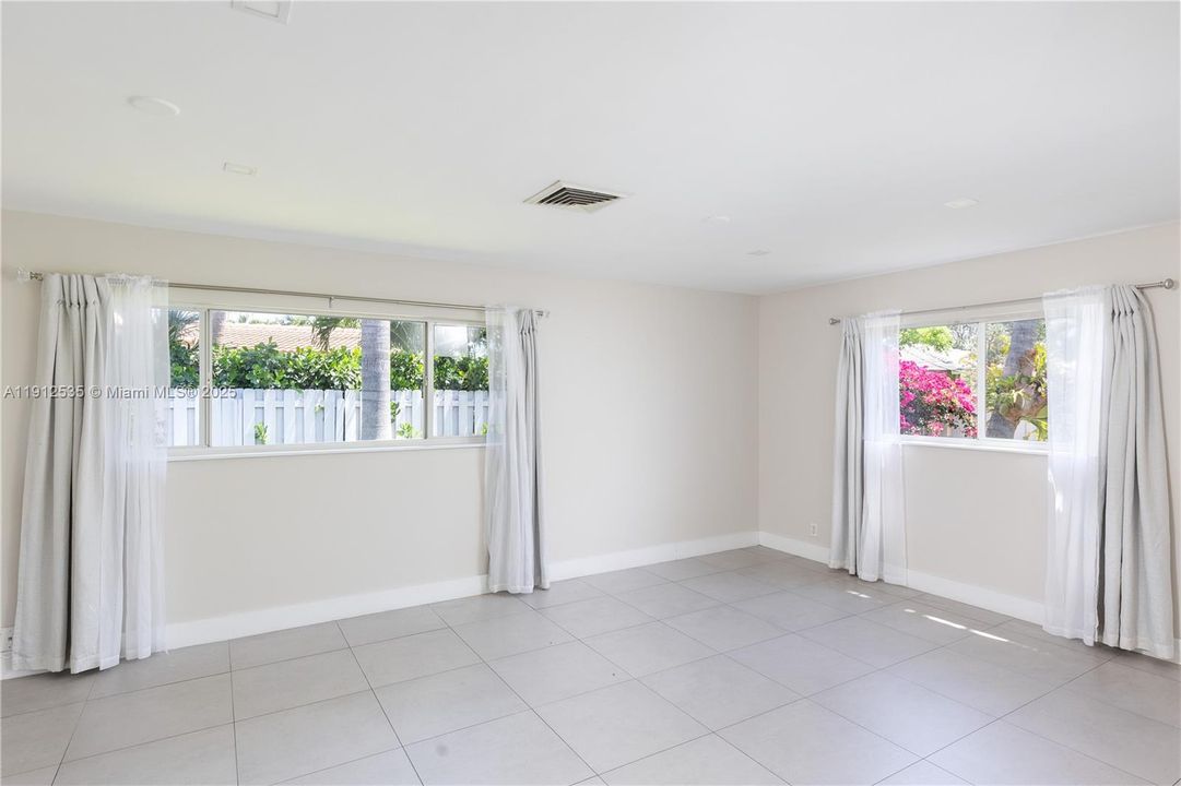 合同活跃: $795,000 (3 贝兹, 2 浴室, 1859 平方英尺)