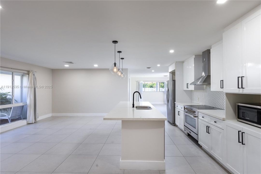 合同活跃: $795,000 (3 贝兹, 2 浴室, 1859 平方英尺)