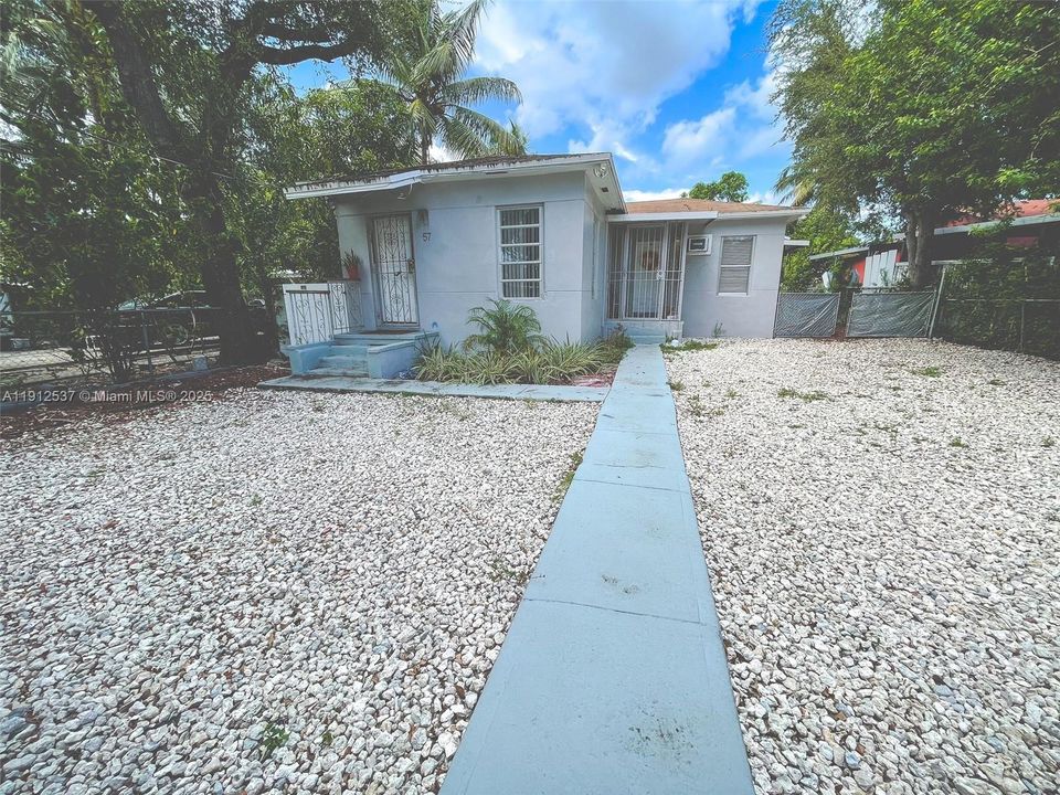 For Rent: $1,600 (1 beds, 1 baths, 1185 Square Feet)