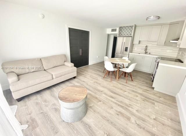 For Sale: $539,000 (1 beds, 1 baths, 655 Square Feet)