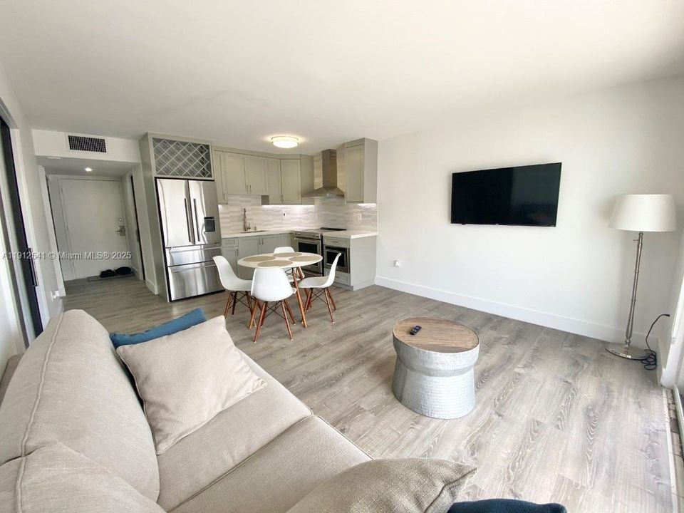 For Sale: $539,000 (1 beds, 1 baths, 655 Square Feet)