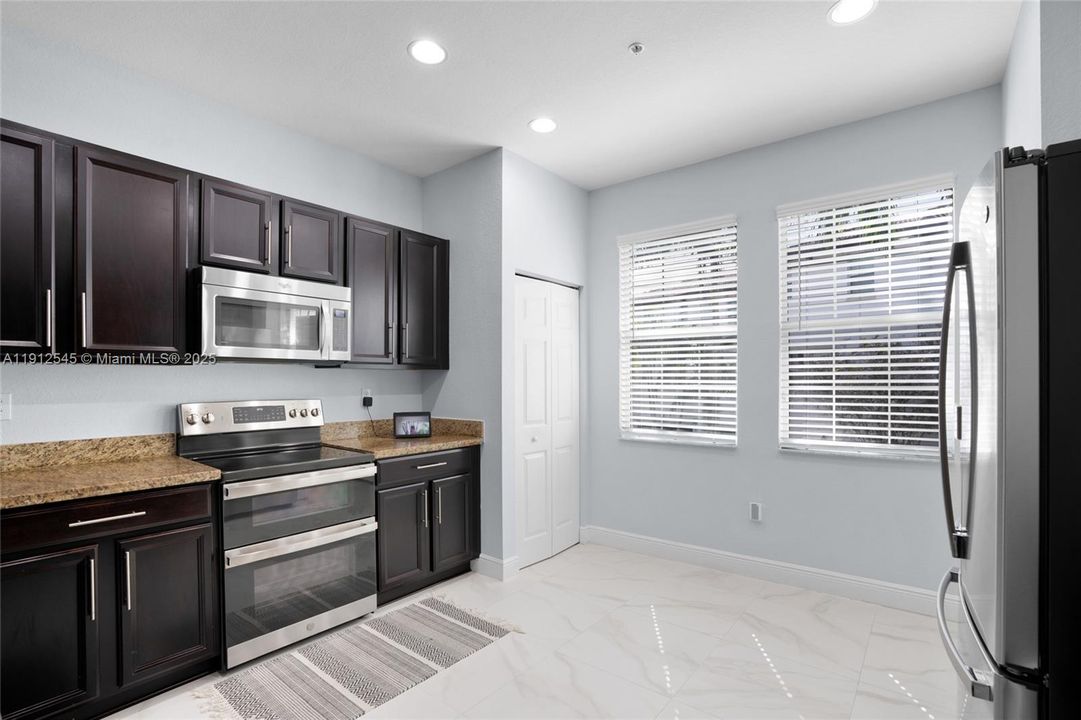 待售: $499,900 (2 贝兹, 2 浴室, 1760 平方英尺)