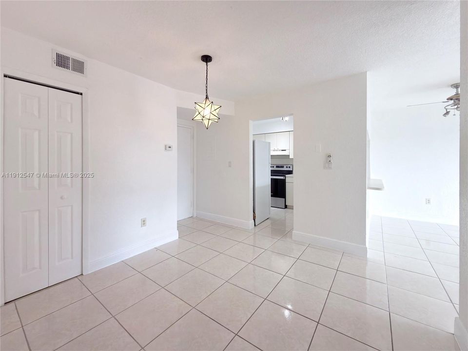 For Rent: $2,300 (2 beds, 2 baths, 986 Square Feet)