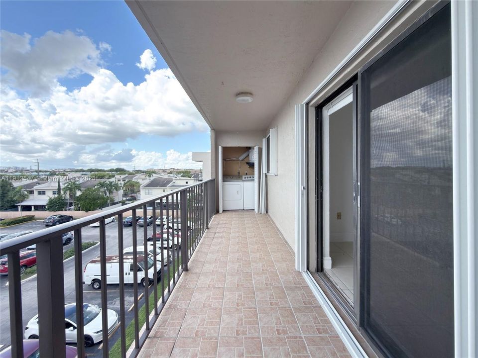 For Rent: $2,300 (2 beds, 2 baths, 986 Square Feet)